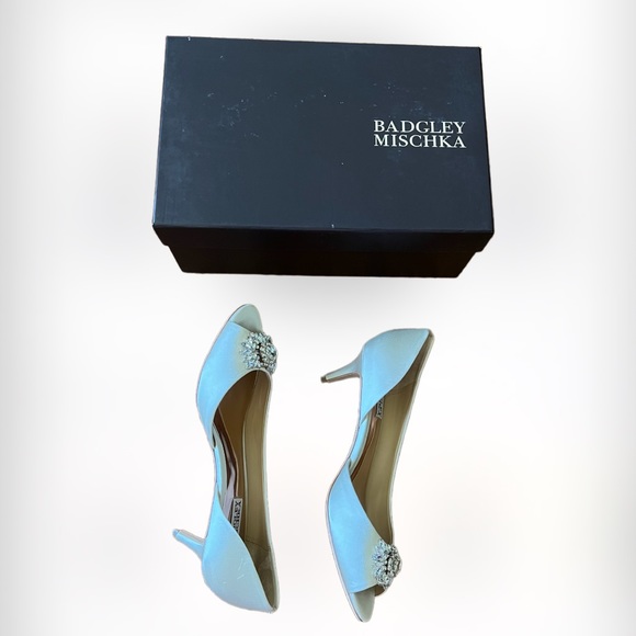 🆕 BADGLEY MISCHKA MACIE WOMENS EMBELLISHED PUMPS DRESS HEELS 👠 - Picture 7 of 10